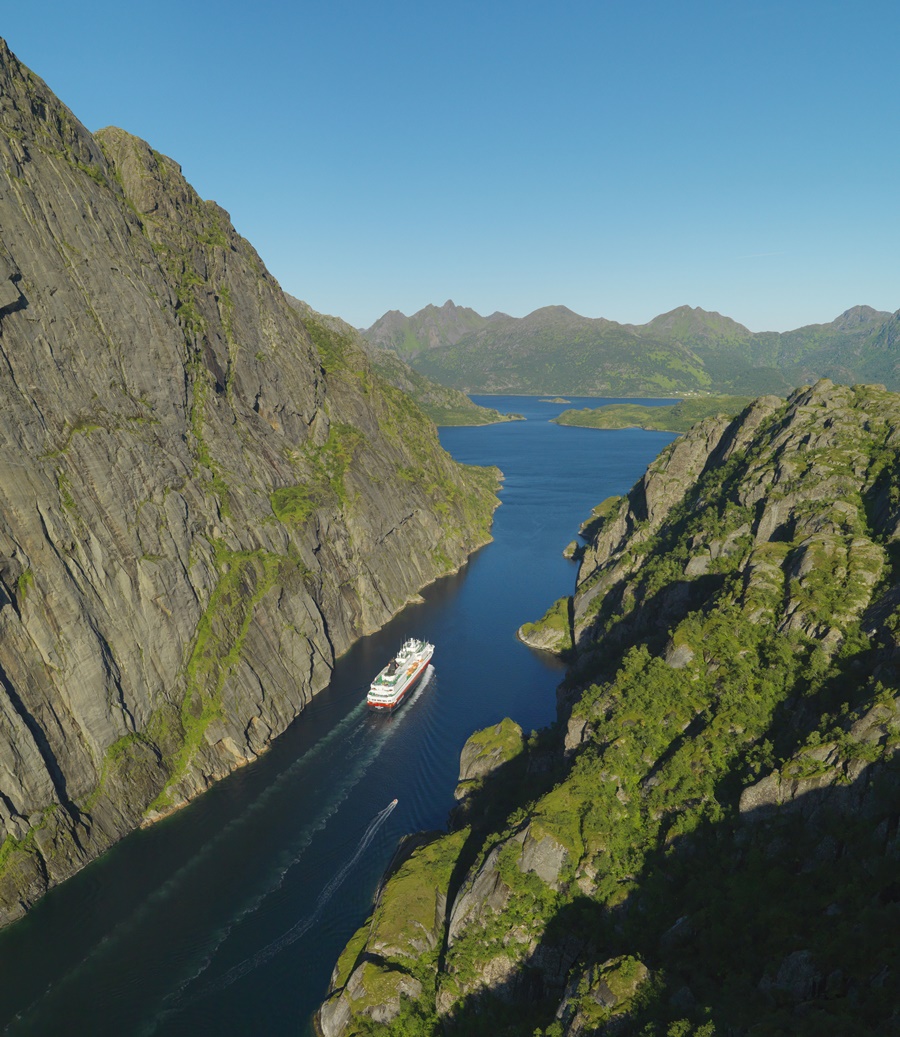 Ziua 5: Croaziera pe Trollfjord si vizita la Magic Ice Lofoten - Dincolo de Cercul Polar – Circuit Bodø si Insulele Lofoten